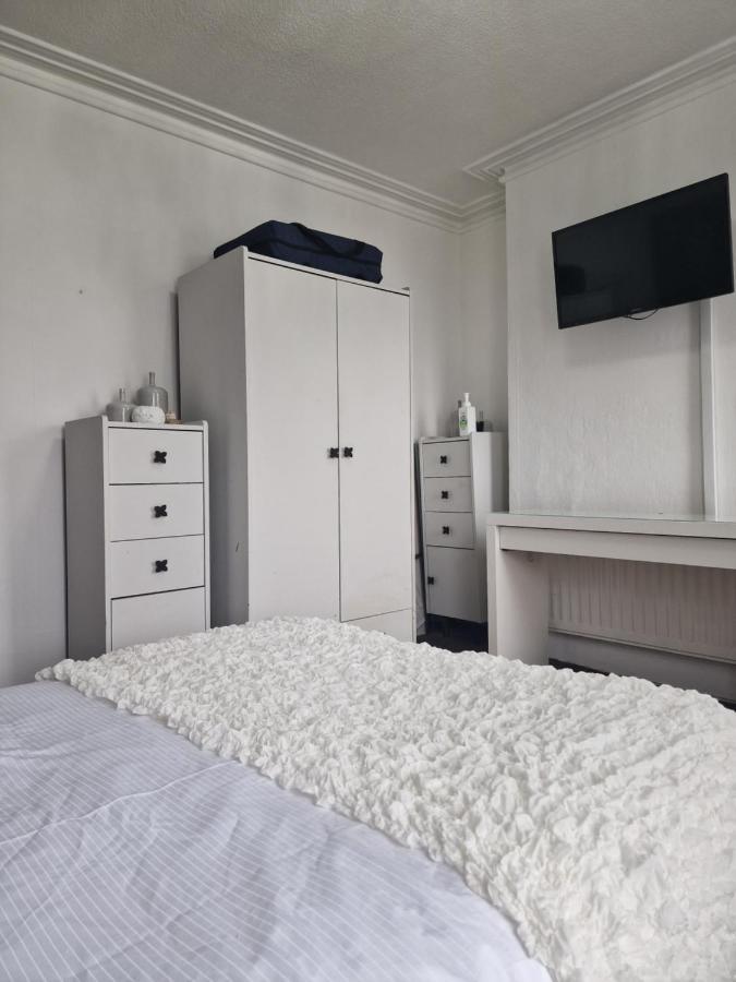 Double Rooms, Free Continental Breakfast, Pics And Full Address Sent After Booking, 2 Miles To City Centre 벨파스트 외부 사진
